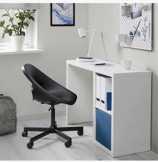 Escritorio blanco con estanterías