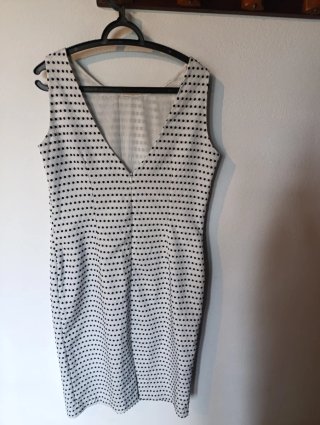 Vestido de lunares blanco y negro