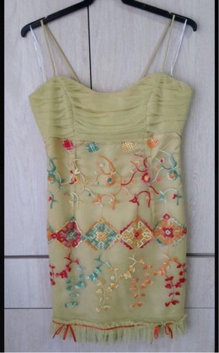 Vestido verde con bordados multicolor