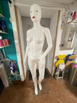Maniquí blanco para escaparate