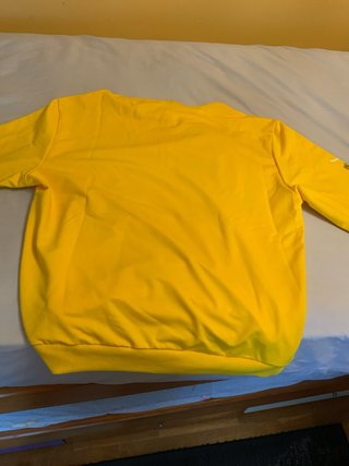 Sudadera Amarilla con diseño gráfico