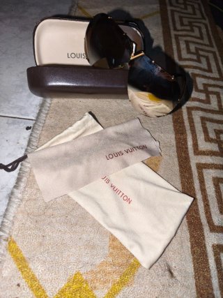 Gafas de sol Louis Vuitton negras y doradas