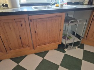 Muebles de cocina de madera y encimera de piedra