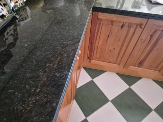 Muebles de cocina de madera y encimera de piedra