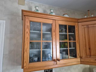 Muebles de cocina de madera y encimera de piedra