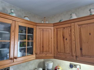 Muebles de cocina de madera y encimera de piedra