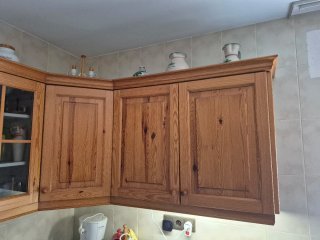Muebles de cocina de madera y encimera de piedra