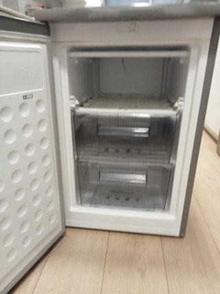 Congelador vertical bajo encimera