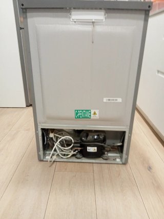 Congelador vertical bajo encimera