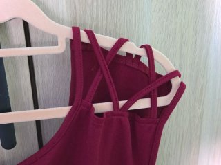 Camiseta Burdeos con tiras cruzadas
