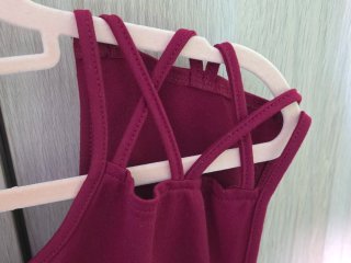 Camiseta Burdeos con tiras cruzadas