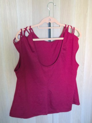 Camiseta Burdeos con tiras cruzadas