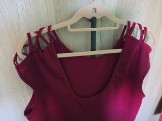 Camiseta Burdeos con tiras cruzadas