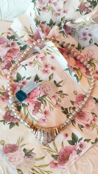 Collar de perlas con detalle abanico dorado