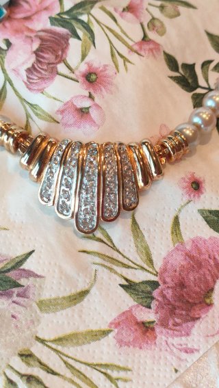 Collar de perlas con detalle abanico dorado