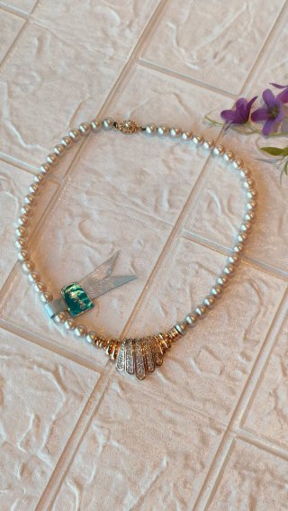 Collar de perlas con detalle abanico dorado