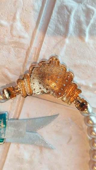Collar de perlas con detalle abanico dorado