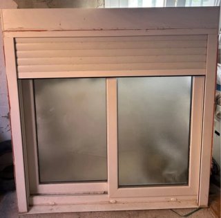 Ventana PVC Blanca Corredera con Persiana