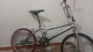 Bicicleta BMX plateada, rueda trasera nueva