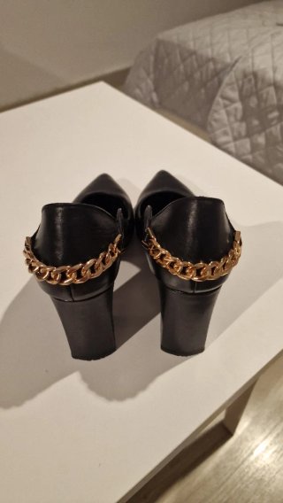 Tacones Venerdi Negros con Cadena Dorada