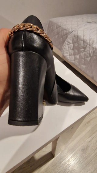 Tacones Venerdi Negros con Cadena Dorada