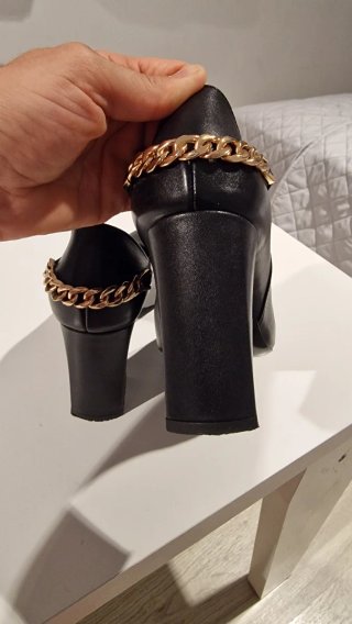 Tacones Venerdi Negros con Cadena Dorada
