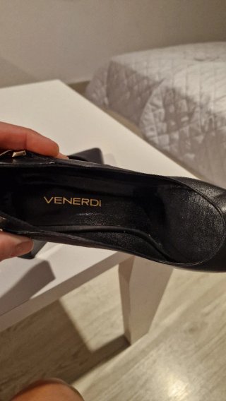 Tacones Venerdi Negros con Cadena Dorada