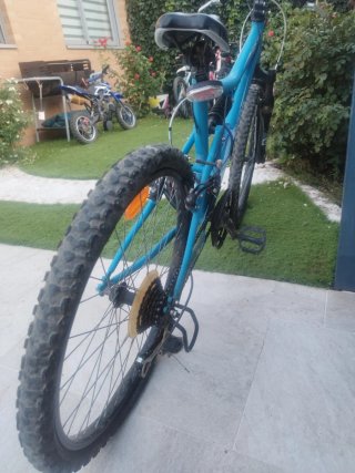 Bicicleta de montaña azul