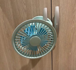 Ventilador de pinza azul claro
