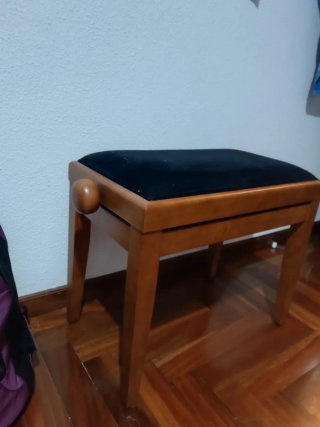 Banqueta de piano madera y terciopelo negro.