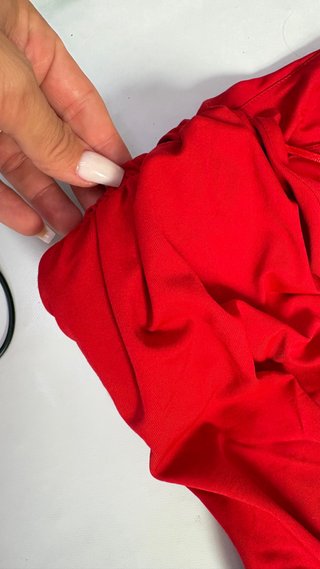 Body rojo cruzado con hombreras de nueva temporada