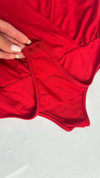 Body rojo cruzado con hombreras de nueva temporada