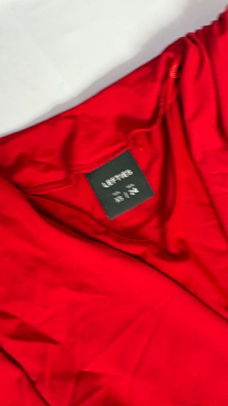 Body rojo cruzado con hombreras de nueva temporada