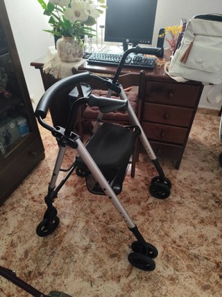 Andador plegable con frenos, color negro y cesta