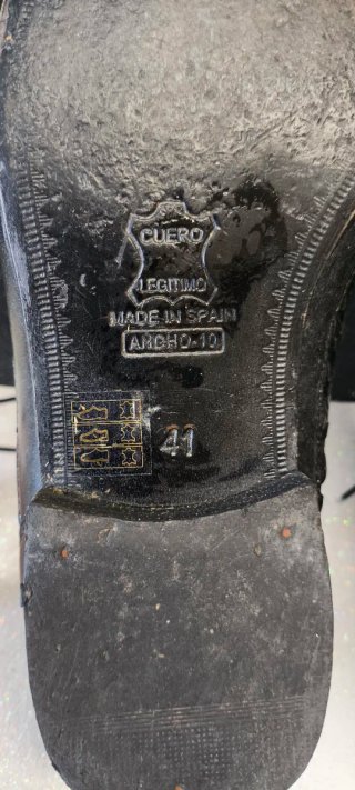 Zapatos de piel de color negro, en buen estado.