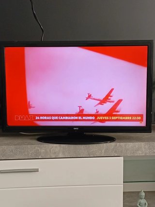 OKI TV Pantalla Plana con mando, se ve roja