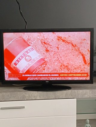 OKI TV Pantalla Plana con mando, se ve roja