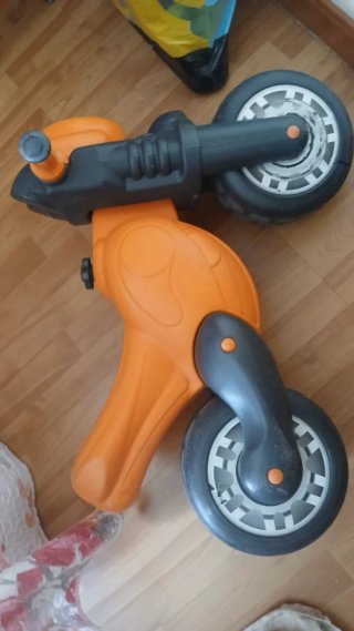 Moto infantil naranja y negra.