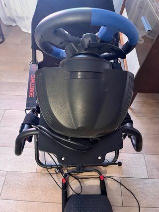 Silla gaming Playseat con volante e pedali