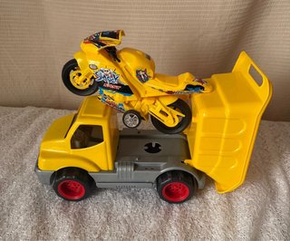 Camión y moto de juguete