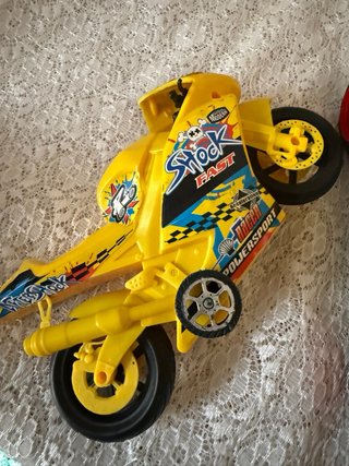 Camión y moto de juguete