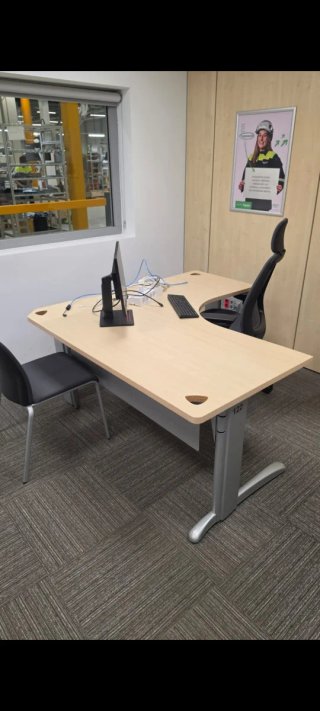 Mesa de oficina/ordenador ajustable