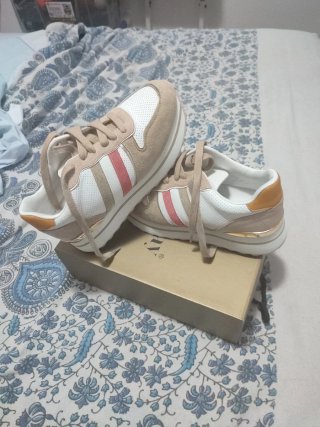 Zapatillas deportivas blancas y beige Nuevas 39