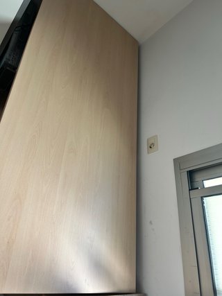 Mesa de escritorio de madera color beige