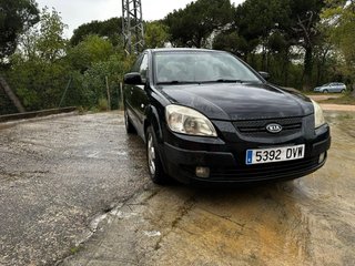 KIA Rio Distintivo B
