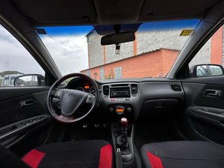 KIA Rio Distintivo B