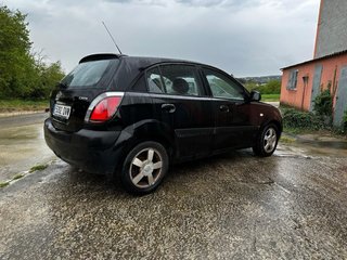 KIA Rio Distintivo B
