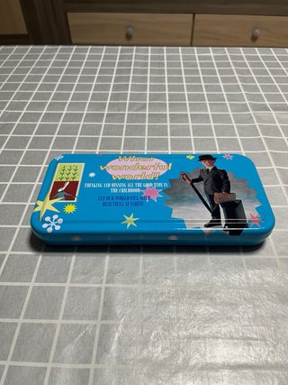 Estuche de metal con diseño retro