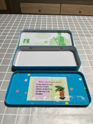 Estuche de metal con diseño retro