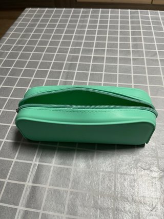 Estuche de metal con diseño retro